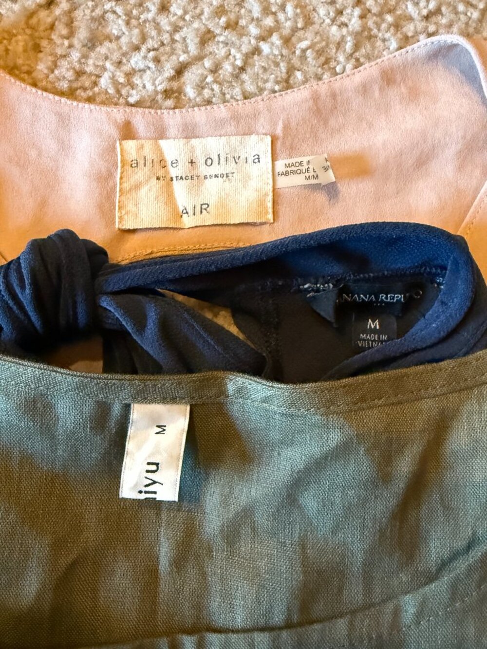 Bundle of 3 medium tops Alice+Olivia, Banana Republic, Amazhiyu